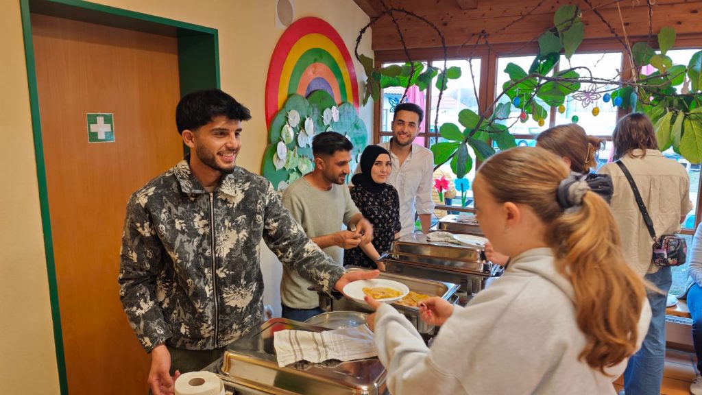 Essensausgabe beim Flohmarkt in Taching