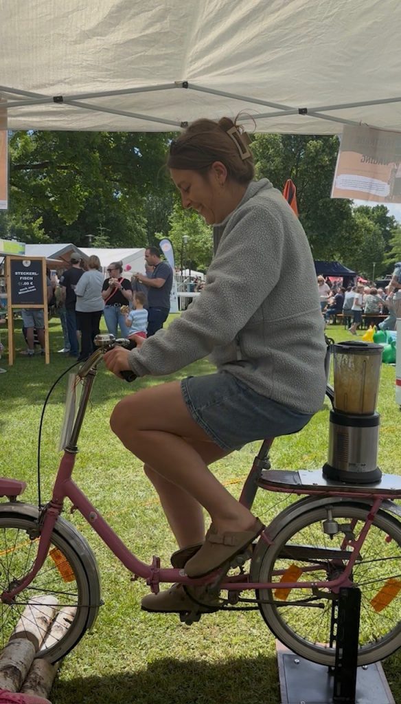 Koordinatorin auf dem Smoothie Bike