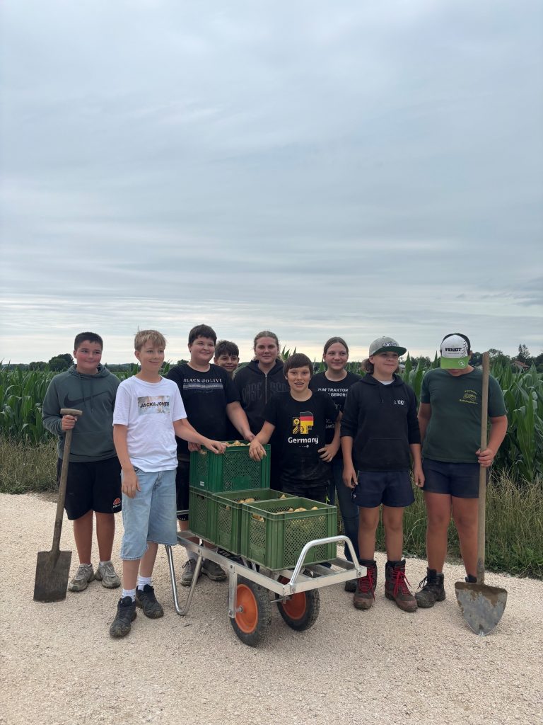 Gruppenbild mit Kartoffelernte